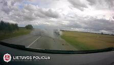 girto-vairuotojo-virazai-automobilis-ore-apsiverte-3-kartus