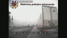 Teigiama, kad sunkvežimis manevrą pradėjo prie&scaron; pat policijos ma&scaron;iną, juolab neparodė posūkio signalo.