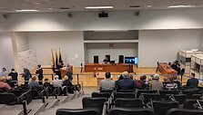 Vilniaus miesto apylinkės teisme vasario 24 d. vyko antras mokytojos Alinos Laučienės kurstymo tautiniu, rasiniu, etniniu ar religiniu pagrindu bylos posėdis, dėl kaltinamosios palaikytojų gausos jis surengtas didesnėje salėje (kurioje vyksta riau&scaron;ių byla).