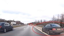 Užfiksuotas pažeidimas. Priekyje kelkra&scaron;tyje yra sustojęs sugedęs automobilis. Jei BMW &scaron;į neapgalvotą manevrą darytų vėliau, pasekmės būtų tragi&scaron;kos.