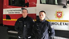 Molėtų ugniagesiai Arnoldas Mateika ir Andrius Mikalauskas