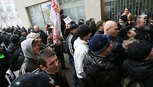 Protesto akcija prie Seimo virto riau&scaron;ėmis.