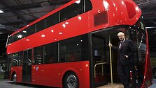 Londono meras prie naujojo autobuso