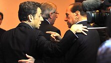 Prancūzijos prezidentas Nicolas Sarkozy (kairėje) su italų premjeru Silvio Berlusconi prie&scaron; susitikimą. 