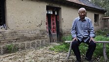 Mo Yano tėvas prie jų &scaron;eimos namo