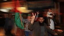 Džiūgaujantys palestiniečiai