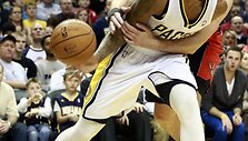 Jonas Valančiūnas su Paul George