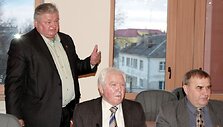 Nesulaukę i&scaron; Valstiečių ir žaliųjų sąjungos Lazdijų skyriaus pirmininko B.Rūtelionio (stovi kairėje) patvirtinimo apie jų pa&scaron;alinimą i&scaron; partijos gretų, artimiausi politiko bendražygiai S.Saladinskas ir J.Vabuolas patys parei&scaron;kė paliekantys &scaron;ios politinės partijos gretas.