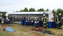 Apvirto dyzeliną gabenęs vilkikas. 