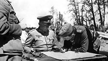 Feldmar&scaron;alas G. von Klugė (viduryje) buvo A. Hitlerio prie&scaron;ininkas ir žinojo apie daugelį sąmokslininkų planų.
