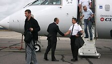 Įkaitais laikyti jūreiviai i&scaron;lipa i&scaron; lėktuvo 