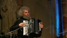 Vytauto Kernagio gitara atiteko Andriui Kulikauskui