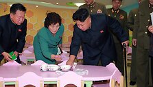 Kim Jong Unas apžiūrinėja vaikų namus
