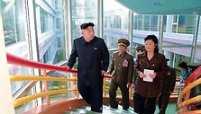 Kim Jong Unas apžiūrinėja vaikų namus