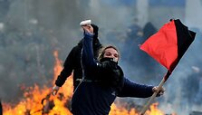 Atėnuose susigrūmė protestuotojai ir policija, kai tūkstančiai žmonių i&scaron;ėjo paminėti prie&scaron; metus pareigūno nu&scaron;auto jaunuolio atminimą. 