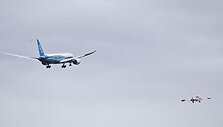 &bdquo;Boeing 787 Dreamliner&ldquo; po beveik dviejų su puse metų vėlavimo pagaliau pakilo bandomajam skrydžiui.