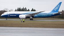 &bdquo;Boeing 787 Dreamliner&ldquo; po beveik dviejų su puse metų vėlavimo pagaliau pakilo bandomajam skrydžiui.