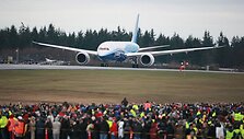 &bdquo;Boeing 787 Dreamliner&ldquo; po beveik dviejų su puse metų vėlavimo pagaliau pakilo bandomajam skrydžiui.