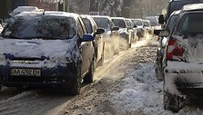 Dėl sniego Kijevo centre kilo didžiuliai kam&scaron;čiai