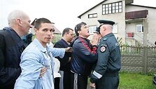 Žmonės neįleido antstolio į Kedžių namą