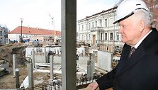 A.Brazauskas aktyviai rūpinosi, kad būtų atstatyti Valdovų rūmai.