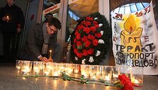 Žmonės pagerbia i&scaron;puolio Domodedevo oro uoste aukas