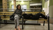 Ryto laukiančios studentės Gabija ir Kotryna buvo įspėtos, kad kelti kojų ant suoliuko &ndash; negalima. 