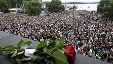 Žmonės Osle dalyvauja &bdquo;gėlių žygyje&ldquo;