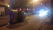 Mikroautobusas po avarijos