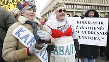 Mokytojų protesto akcija prie Seimo.