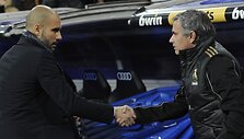 Jose Mourinho (de&scaron;inėje) vėl buvo priverstas su pergale sveikinti Pepą Guardiolą
