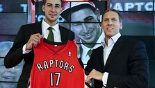 Jonas Valančiūnas ir &bdquo;Raptors&ldquo; prezidentas Bryanas Colangelo.