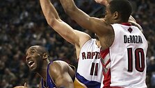 Linas Kleiza ir Demaras DeRozanas bando sustabdyti Kobe Bryantą.