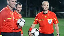 FIFA kategorijos arbitras Nerijus Dunauskas (de&scaron;inėje).