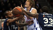 &bdquo;Anadolu Efes&ldquo; gynyba bando sustabdyti CSKA lyderį Andrejų Kirilenką.