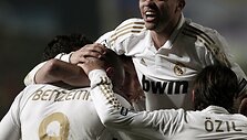 &bdquo;Real&ldquo; futbolininkai sveikina Karimą Benzemą (kairėje), įmu&scaron;usį du įvarčius.