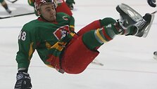 Pirmuosiuose dviejuose čempionato mū&scaron;iuose paslydusi Lietuvos ledo ritulio rinktinė pirmąją pergalę sieks i&scaron;kovoti antradienį kautynėse su australais.