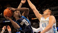 Lyginant su reguliariuoju NBA lygos sezonu atkrintamosiose varžybose L.Kleizos aik&scaron;telėje praleidžiamas laikas smuko nuo vidutini&scaron;kai 22 minučių iki vos 12-os kiekviename mače.