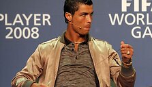 Norintiems rengtis pana&scaron;iai į jį, Cristinao Ronaldo gimtojoje Madeiroje (Portugalija) yra įkūręs firminę savo parduotuvę CR7.