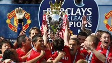 Trečią sezone i&scaron; eilės &bdquo;Premier&ldquo; lygos čempionų taurę laimėjusį &bdquo;Manchester United&ldquo; klubą slegia maždaug 2,6 mlrd. Lt skola.