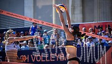 Erika Kliokmanaitė (kairėje)
