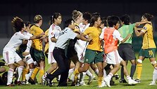 Kinių ir australių mačas Kinijoje vykstančiame Azijos merginų (iki 19 metų) futbolo čempionate baigėsi mu&scaron;tynėmis.