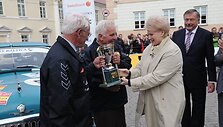 Ralio &bdquo;Aplink Lietuvą 2009&ldquo; nugalėtojams skirta Lietuvos Respublikos Prezidentės D.Grybauskaitės taure džiaugėsi meistrų-veteranų įskaitoje geriausiai pasirodęs A.Rymonio ir S.Praninsko ekipažas