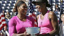 Atvirajame JAV teniso čempionate Serena (kairėje) ir Venus Williams moterų dvejetų varžybose triumfavo po 10 metų pertraukos