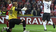 Pergalingą įvartį &bdquo;Arsenal&ldquo; klubui į &bdquo;Standard&ldquo; vartus įmu&scaron;ė Eduardo, kuris rungtynėse galėjo žaisti tik po to, kai likus vos porai dienų iki mačo UEFA panaikino žaidėjo diskvalifikaciją