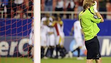 Visas 90 minučių debiutiniame mače UEFA Čempionų lygoje prie&scaron; &bdquo;Sevilla&ldquo; žaidęs &bdquo;Unirea&ldquo; vartininkas lietuvis G.Arlauskis du kartus buvo priverstas traukti kamuolį i&scaron; savo ginamų vartų tinklo