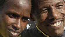 Moterų grupėje nugalėjusi A.Habtamu (kairėje) 42 km 195 m distanciją įveikė per 2 val. 24 min. 47 sek., o H.Gebrselassie buvo nepralenkiamas tarp vyrų &ndash; 2 val. 6 min. 8 sek