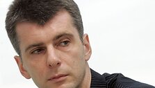 198 cm ūgio M.Prokhorovas jaunystėje pats bandė profesionaliai žaisti krep&scaron;inį