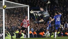 &bdquo;Sunderland&ldquo; vartininkas Martonas Fulopas rungtynėse su &bdquo;Chelsea&ldquo; kamuolį i&scaron; savo ginamų vartų buvo priverstas traukti net 7 kartus