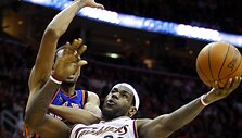 L.Jamesas per vieną rungtynių atkarpą į &bdquo;Knicks&ldquo; krep&scaron;į įmetė 24 ta&scaron;kus i&scaron; eilės